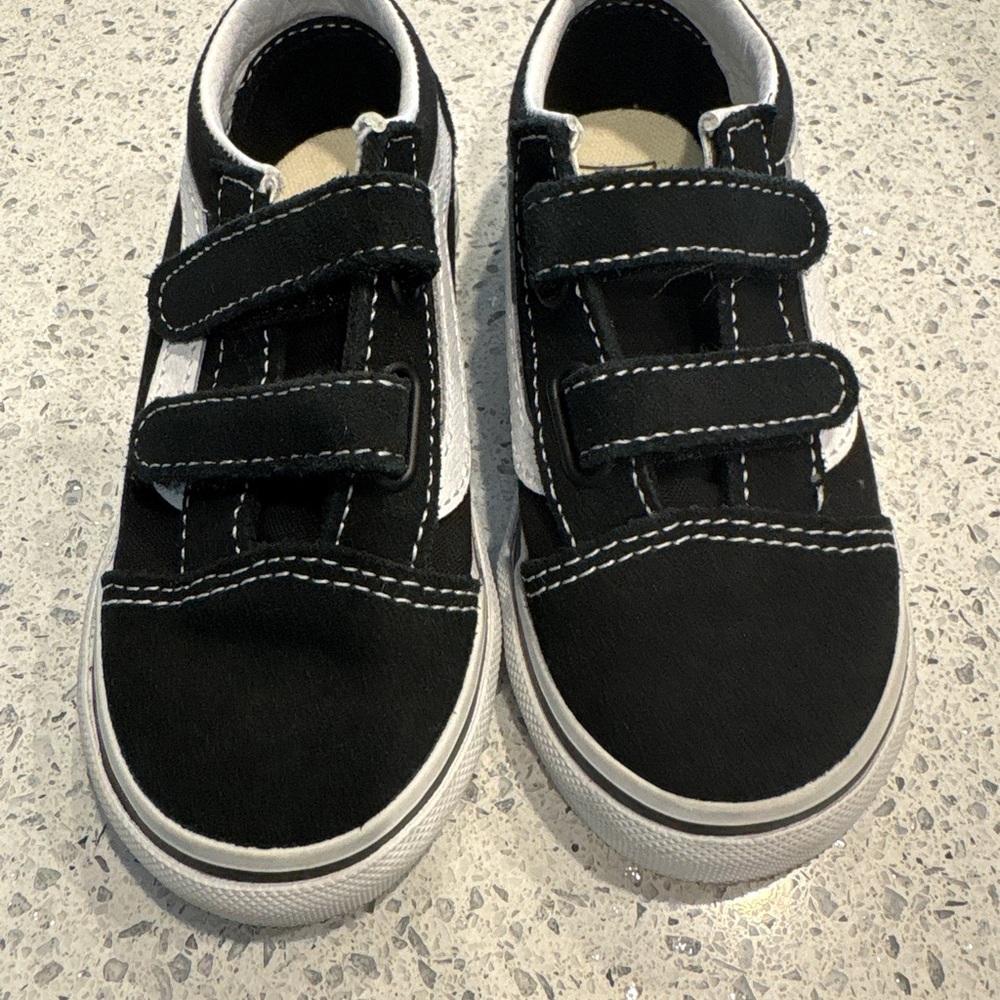 Vans Kids Old Skool V Sneakers. New in box. Size 9
Black and white.